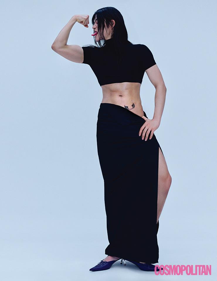 크롭 톱 가격미정 막스마라. 스커트 58만1천원 MM6 메종 마르지엘라 by 아데쿠베. 뮬 1백45만원 베르사체.