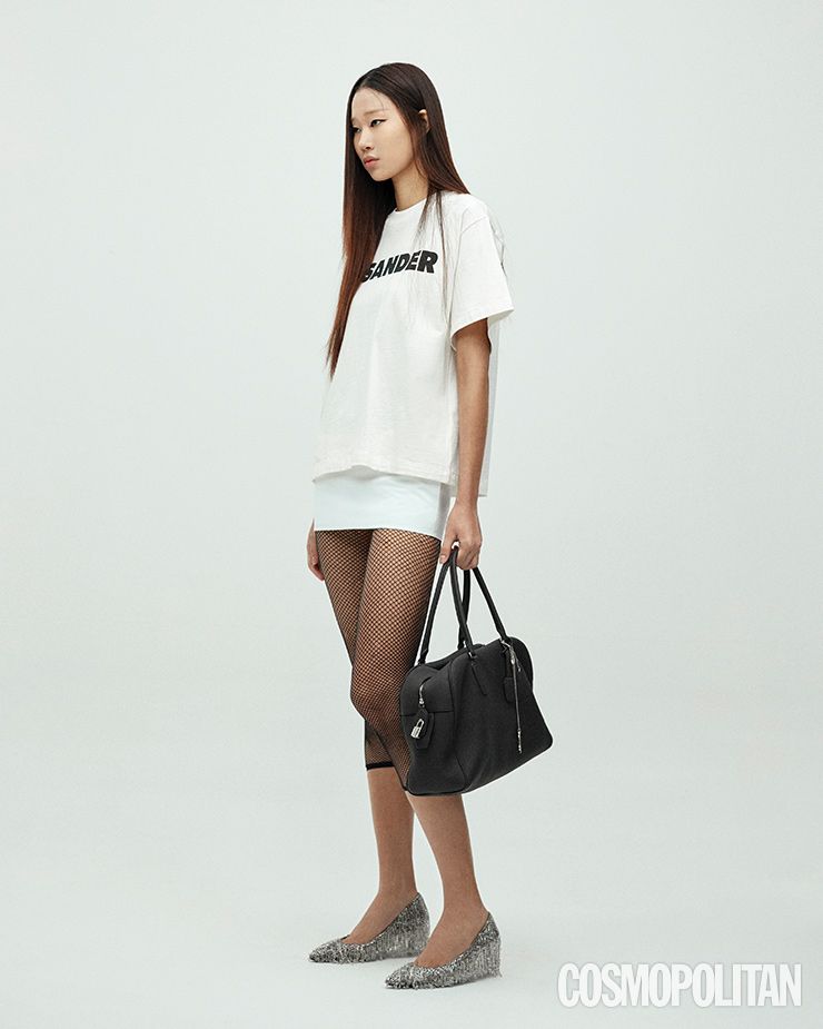  티셔츠 가격미정 질 샌더. 팬츠 스커트 가격미정 발렌티노. 스타킹 가격미정 메종 마르지엘라. 톱 핸들 백 가격미정 더 로우. 백에 건 목걸이 80만원대 펜디. 펌프스 4백만원 구찌. 