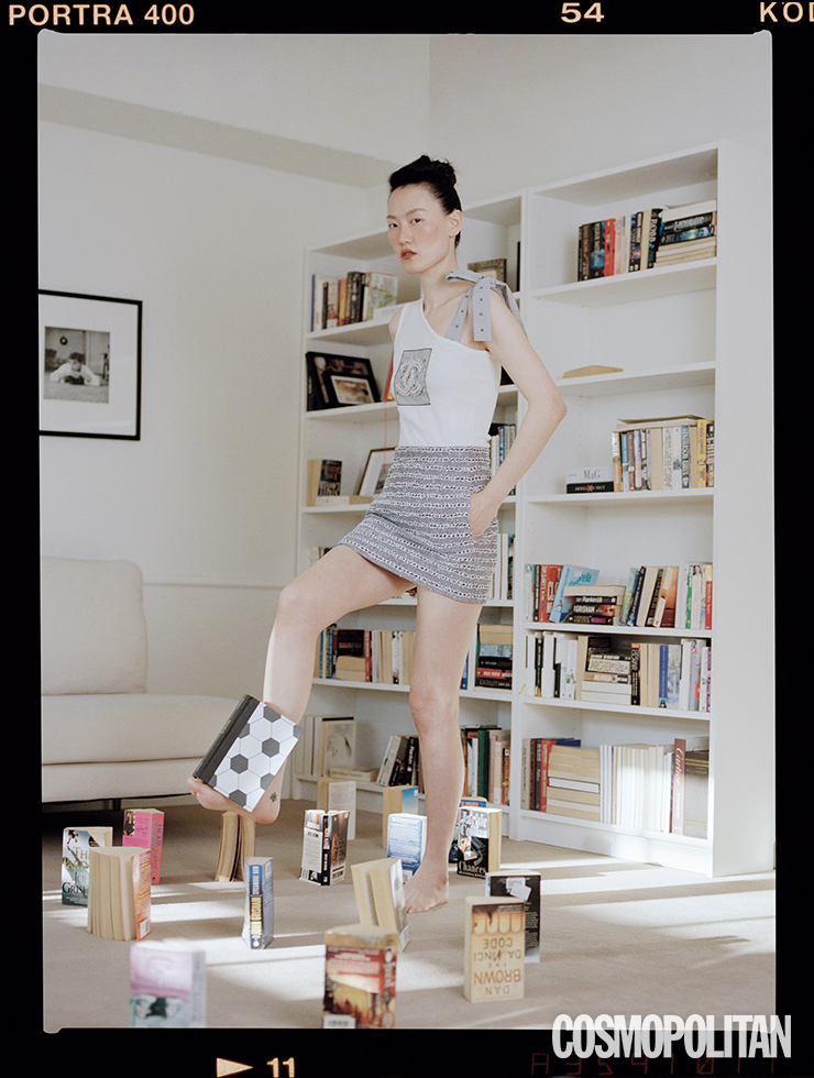 슬리브리스 톱, 트위드 미니스커트 모두 가격미정 샤넬.