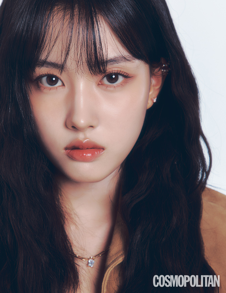 재킷 가격미정 미우미우. 이어 커프 4만원대 로아주. 목걸이 27만원 까롯.