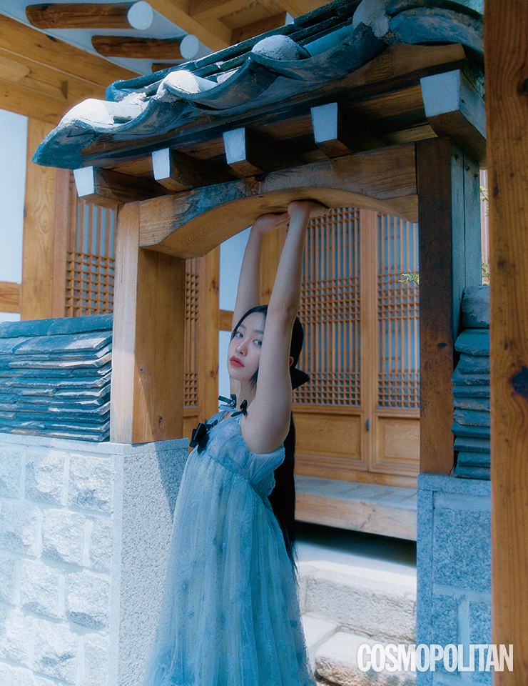 시폰 드레스 89만8천원 곽현주 컬렉션. 댕기 10만원 메종드윤.