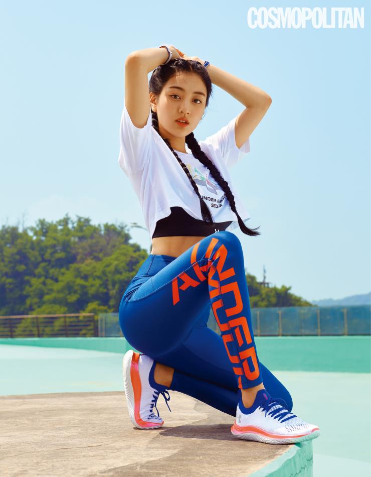 UA 서울 LANDSCAPE 반팔 티셔츠, UA 인피니티 하이 스포츠 브라, HeatGearⓡ 아머 브랜디드 레깅스, UA 플로우 스포츠 에디션 105 컬러 모두 가격미정 언더아머.