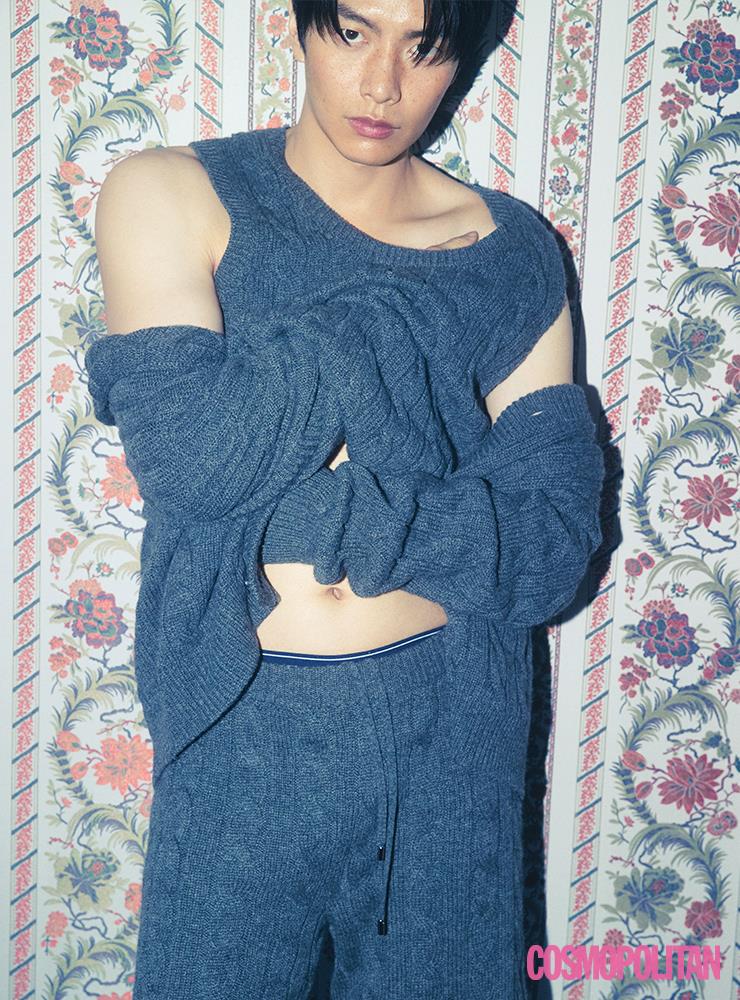 니트 카디건, 니트 슬리브리스 톱, 니트 쇼츠 모두 가격미정 프라다.