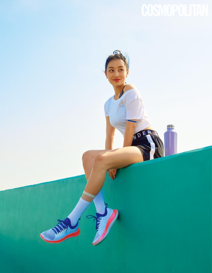 HeatGearⓡ 아머 반팔 티셔츠, UA 인피니티 하이 스포츠 브라, UA 플레이업 쇼츠 3.0, UA플로우 스포츠 에디션 105 컬러, 양말 모두 가격미정 언더아머. 레이어링한 시스루 양말, 텀블러 스타일리스트 소장품.