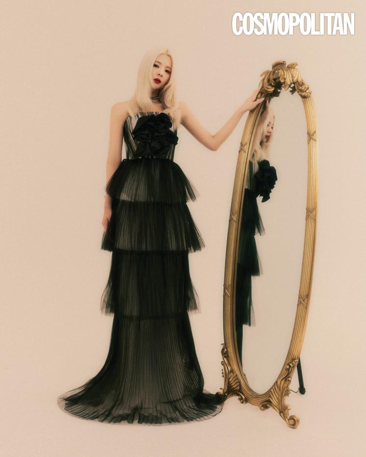 튜브톱 시폰 드레스 가격미정 아르하. 초커 58만원 비비안 웨스트우드.