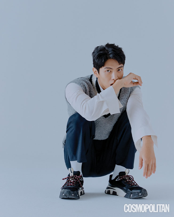 니트 베스트 1백24만원 오프화이트. 셔츠 10만5천원 코스. 스니커즈 99만원 살바토레 페라가모. 팬츠, 양말 스타일리스트 소장품. 