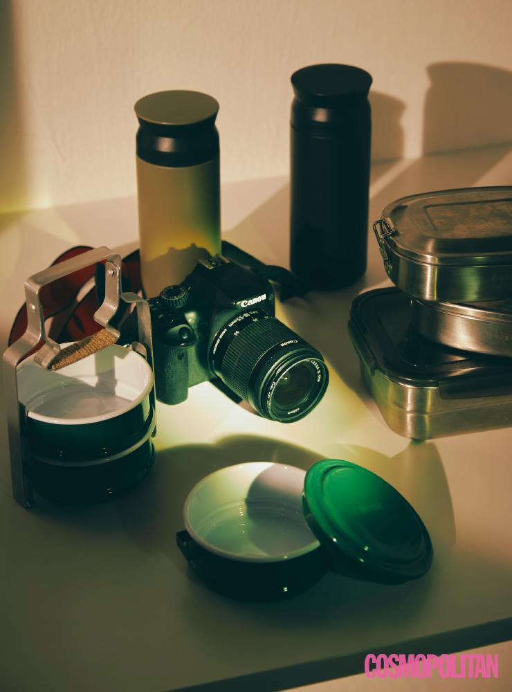 음식을 살 때 필요한 다회 용기와 음료를 담기 위한 텀블러, 그리고 카메라. 이제는 촬영을 나갈 때뿐만 아니라 외출 시 두 사람이 챙기는 필수품이 됐다.