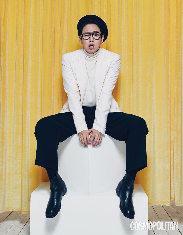 재킷 50만원대 로드앤테일러. 터틀넥 가격미정 솔리드옴므. 팬츠 55만원 우영미. 앵클부츠 29만원 코스. 안경 23만8천원 뮤지크. 베레, 양말 스타일리스트 소장품.