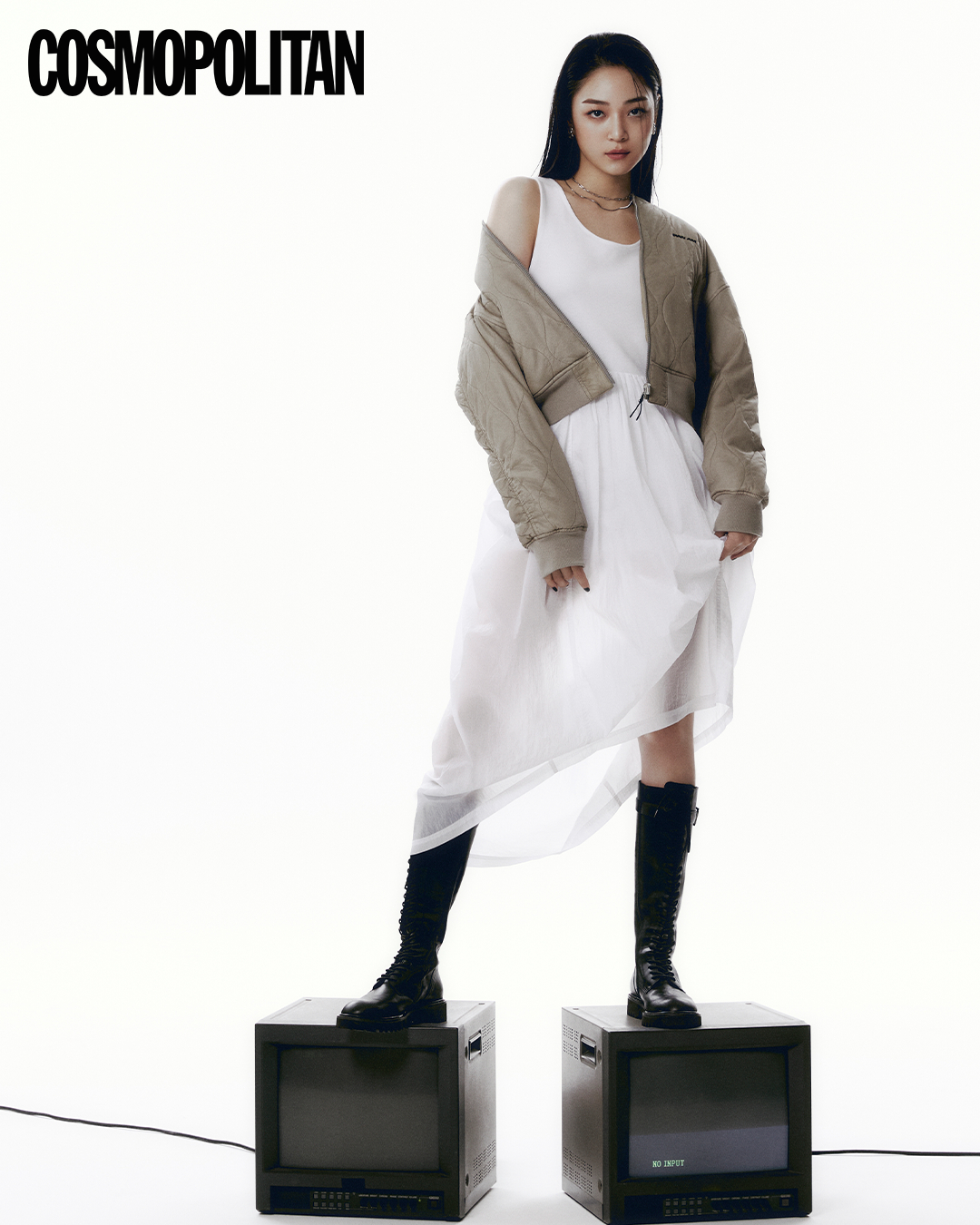 퀼팅 디테일의 베이지 컬러 항공 재킷은 팬암, 화이트 컬러 슬리브리스 원피스는 샵아모멘토, 레이스업 부츠는 73 아워즈, 체인 네크리스는 스타일리스트 소장품.