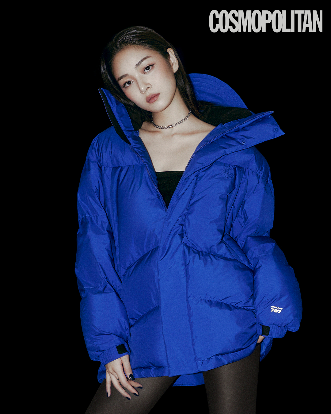 실용적인 후드 장식을 더한 블루 컬러 다운 점퍼는 팬암, 니트 크롭트 톱과 체인 디테일 초커는 스타일리스트 소장품.