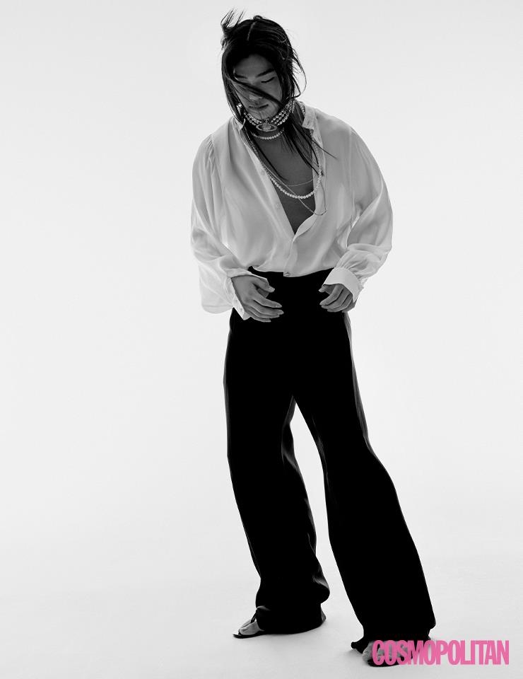 실크 셔츠, 팬츠, 벨트, 샌들 모두 가격미정 생 로랑 by 안토니 바카렐로. 진주 펜던트 초커 93만원 비비안 웨스트우드. 진주 목걸이 8만9천원 빈티지헐리우드. 진주 체인 레이어드 목걸이 에디터 소장품.