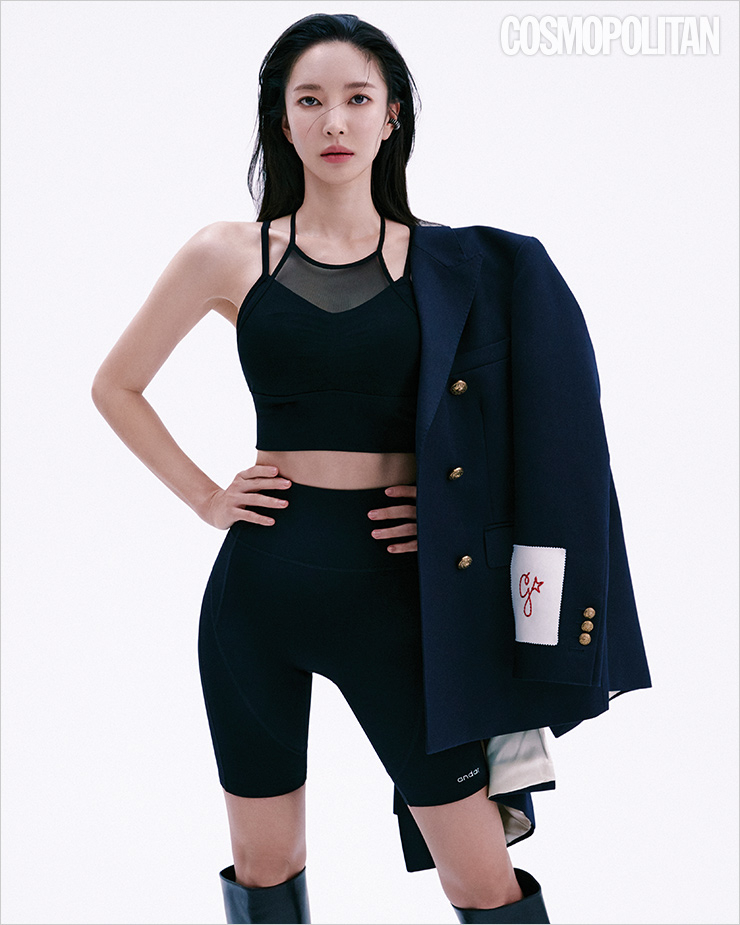  에어쿨링 시스루 크롭탑 블랙 3만9천원, 에어쿨링 핏 텐션 4.5부 레깅스 블랙 5만5천원 모두 안다르.