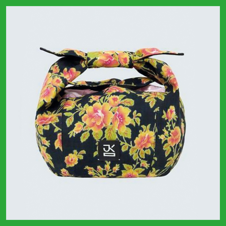 친근한 보자기 모티브를 사랑스럽게 활용한 토트백.