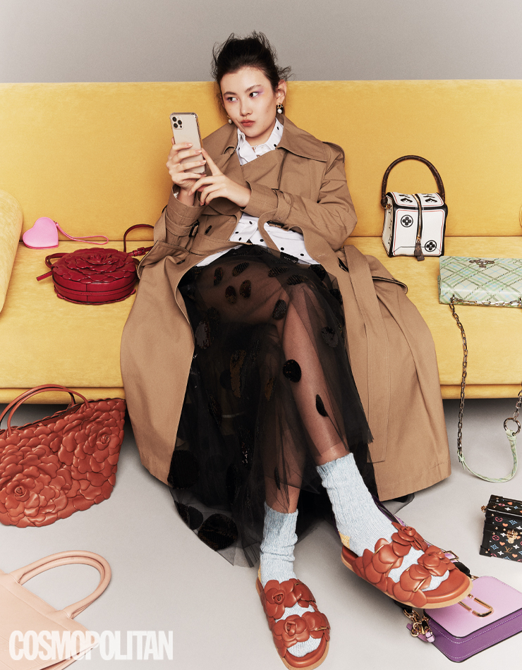 두툼한 양말과 슬라이더의 조합으로 가벼운 편안함을 즐겨보길. 트렌치코트 4백80만원 로에베. 셔츠 3백50만원, 스커트 1천만원대 모두 발렌티노. 귀고리 8만9천원 젠틀러 by 일레란느. 목걸이 15만원 먼데이에디션. 핑크 컬러 하트 지갑 24만9천원 멀버리. 레드 숄더백 2백96만원, 베이지 토트백 4백52만원, 슬라이드 1백33만원 모두 발렌티노 가라바니. 스퀘어 토트백, 미니 박스 백 모두 가격미정 루이 비통. 그린 체크 패턴 체인 숄더백 78만원 비비안 웨스트우드. 라벤더 숄더백 59만원 마크 제이콥스. 핑크 토트백 가격미정 디올. 양말 에디터 소장품. 소파 2백40만원 에싸. 