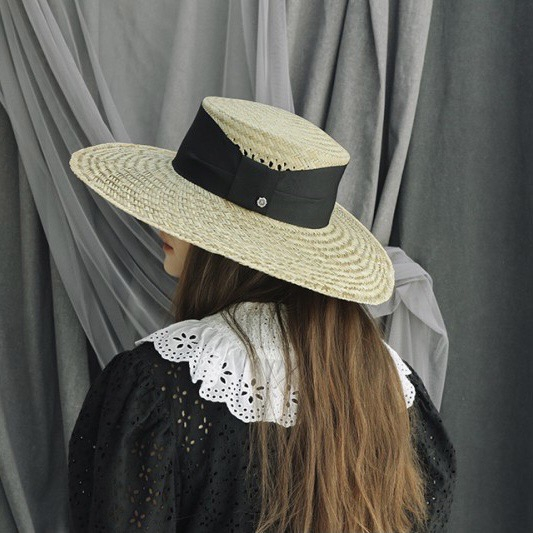 김나영의 라피아 햇은 브라운 햇 제품. 22만 8천원. 