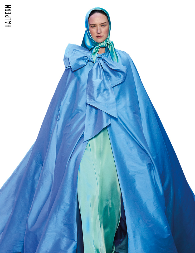 영국에서 15년을 보내며 시민권을 얻은 디자이너 할펜은 1957년 프랑스 대통령과 함께 오페라에 참석할 때 입었던 여왕의 파란 가운을 재해석했다.