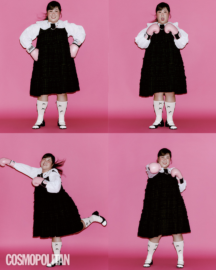 드레스 71만원 비뮈에트. 블라우스 29만4천원 페이리. 슈즈 8만5천원 찰스앤키스. 목걸이 32만9천원 믹시마이. 양말 스타일리스트 소장품.