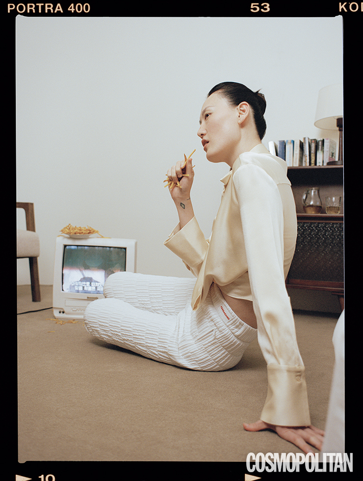 실크 블라우스 1백68만원 블루마린. 패딩 팬츠 가격미정 페라가모.