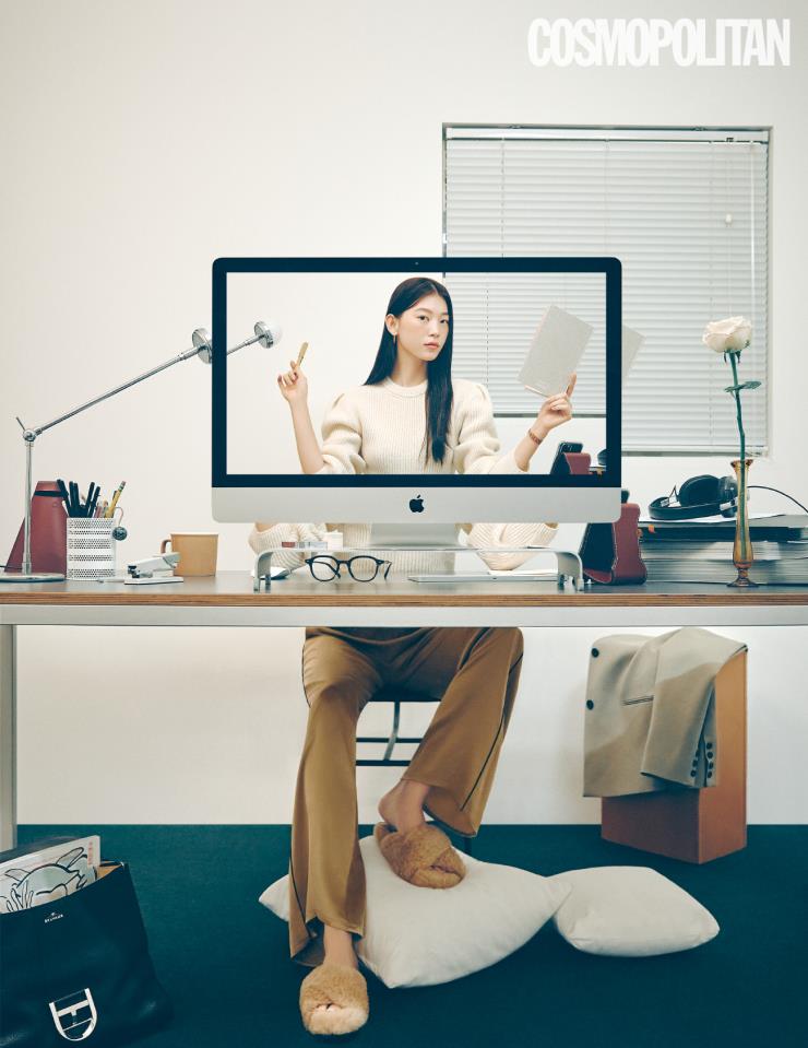 스웨터 가격미정 르메르. 파자마 팬츠 9만9천원 자라 홈. 귀고리 24만8천원 이에르로르. 시계 가격미정 에르메스. 시어링 슬라이드 1백10만원 오프화이트. 손에 든 만년필 11만2천원 라미. 노트 가격미정 앤아더스토리즈. 책상 위 안경 24만원 로렌스폴. 바닥에 놓인 토트백 가격미정 델보. 박스 위 재킷 32만8천원 레하.