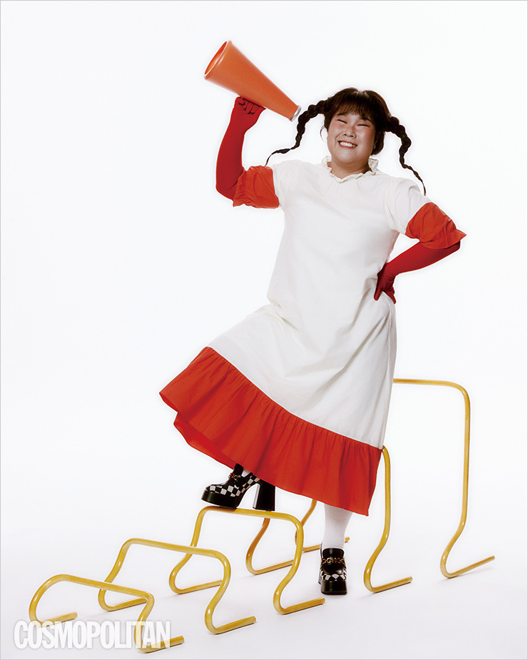 드레스 18만9천원 티나블러썸. 슈즈 9만9천원 찰스앤키스. 장갑, 양말 스타일리스트 소장품.