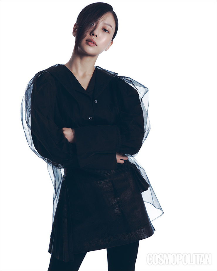 블라우스 70만원대 치카 키사다 by 아데쿠베. 가죽 미니스커트 가격미정 리리. 스타킹 스타일리스트 소장품.