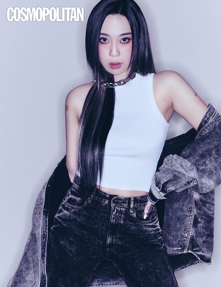 데님 셔츠, 데님 팬츠 모두 가격미정 와이프로젝트 by 10 꼬르소 꼬모 서울. 슬리브리스 톱 11만원대 악셀 아리가토. 체인 목걸이 가격미정 파코라반. 하트 모티브 글리즈 가격미정 새미늄.