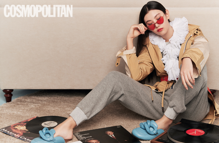 언택트 시대를 위한 OOTD! 상의는 드레스업, 하의는 드레스다운! 재킷, 점프슈트, 벨트, 러플 스카프 모두 가격미정 루이 비통. 코르셋 톱 가격미정 가니. 선글라스 32만원 젠틀몬스터. 슬라이드 86만원 JW 앤더슨. 소파 2백55만원 에싸. 