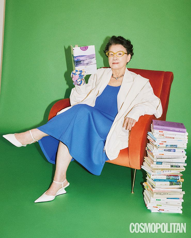  재킷 1백29만9천원 빅팍. 드레스 32만8천원 킴지수. 장갑 가격미정 한킴. 안경 28만9천원 젠틀몬스터. 목걸이, 슬링백 스타일리스트 소장품. 반지 본인 소장품.