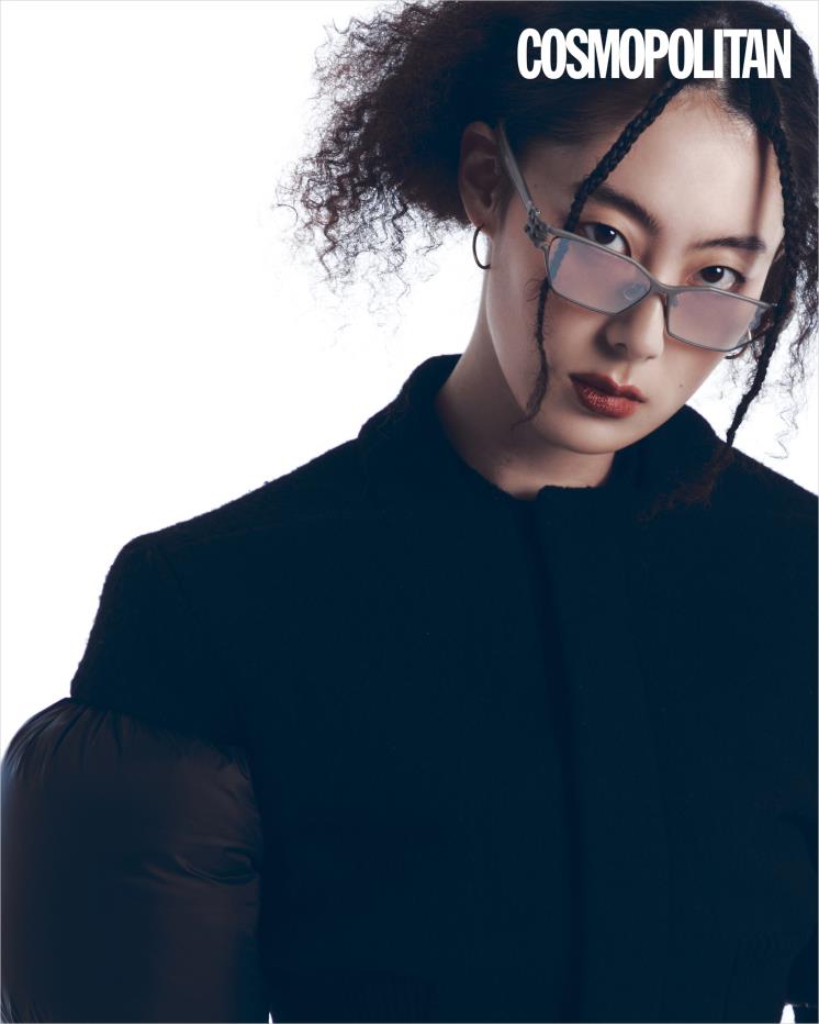 롱 코트 가격미정 릭오웬스. 선글라스 34만원 젠틀몬스터. 귀고리 본인 소장품.