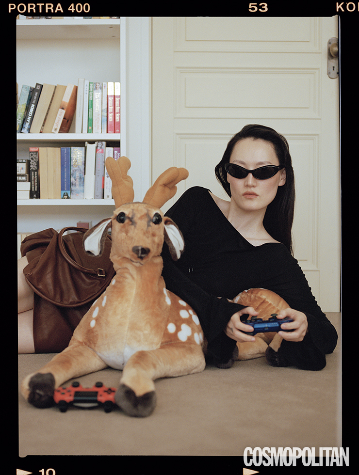 저지 톱 가격미정 꾸레쥬. 가죽 미니스커트 가격미정 아크네 스튜디오. 선글라스 가격미정 젠틀몬스터.