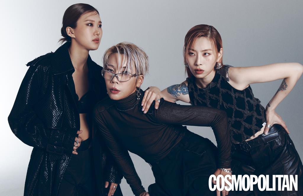  (왼쪽부터, 예니초)가죽 롱 코트 가격미정 얼킨. 팬츠 가격미정 비엘알블러. 브라톱, 귀고리, 반지 스타일리스트 소장품. (베이비슬릭)터틀넥, 팬츠 모두 가격미정 메종 마르지엘라. 안경 38만원 젠틀몬스터. 귀고리 7만2천원 페그렉. 팔찌, 반지 스타일리스트 소장품. (초콜)베스트, 팬츠, 벨트 모두 가격미정 얼킨. 귀고리, 반지 스타일리스트 소장품. 