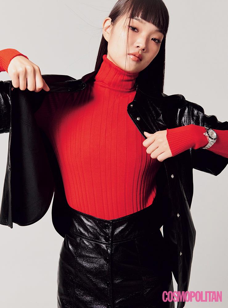 코팅 셔츠 1백9만원, 스커트 1백19만원 모두 이자벨 마랑. 터틀넥 25만5천원 롱샴. 아쿠아레이서 프로페셔널 300 워치 3백56만원 태그호이어.