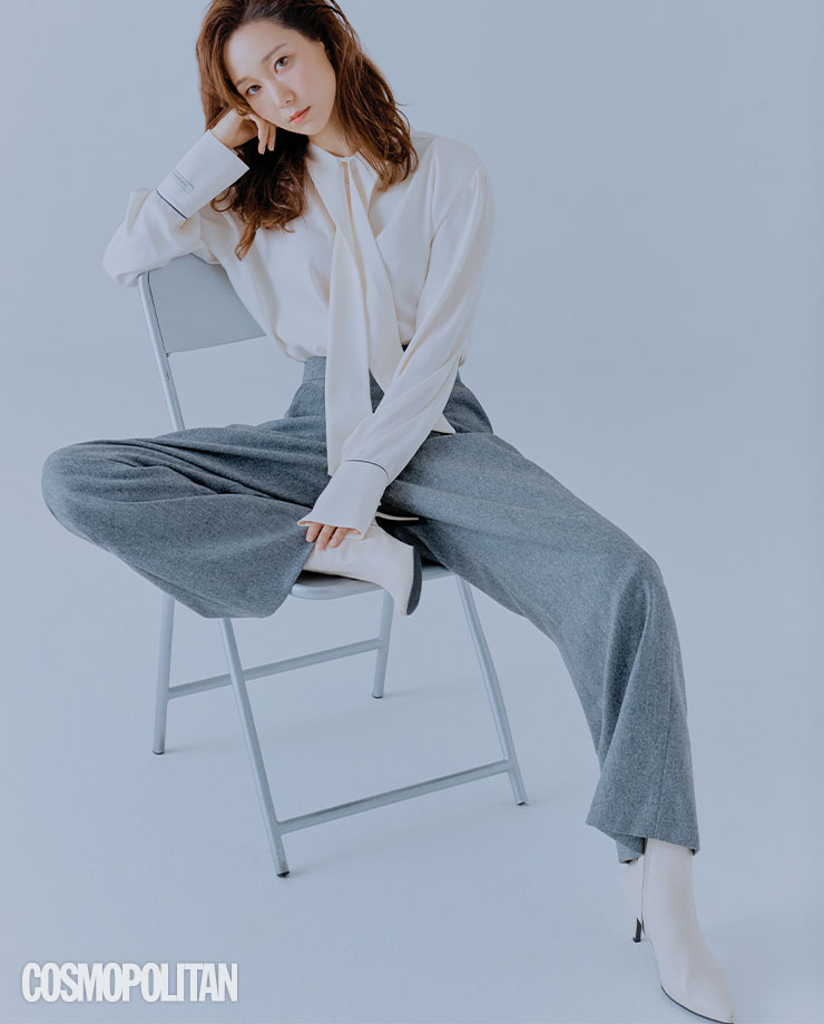 블라우스 19만8천원 인스턴트펑크. 팬츠 28만8천원 렉토. 앵클부츠 17만8천원 레이첼콕스. 