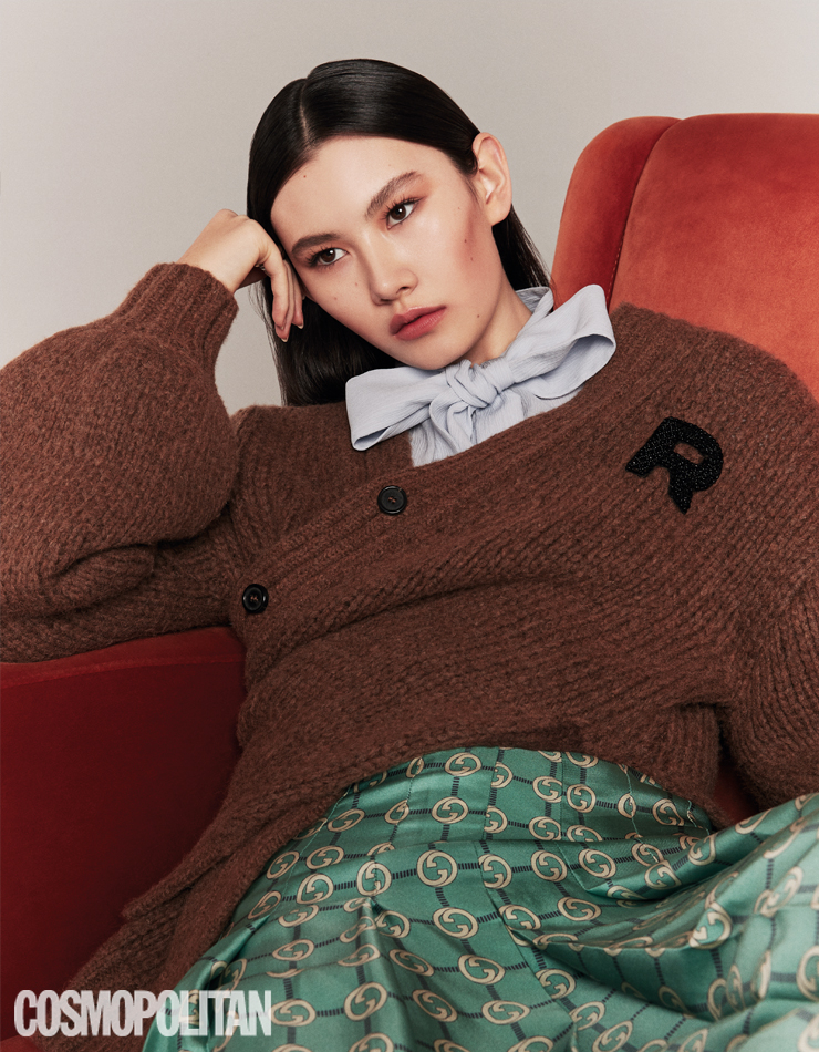 파스텔컬러의 셔츠나 스커트를 매치해 화사함을 더해볼 것. 카디건, 블라우스 모두 가격미정 로샤스. 스커트 2백15만원 구찌.