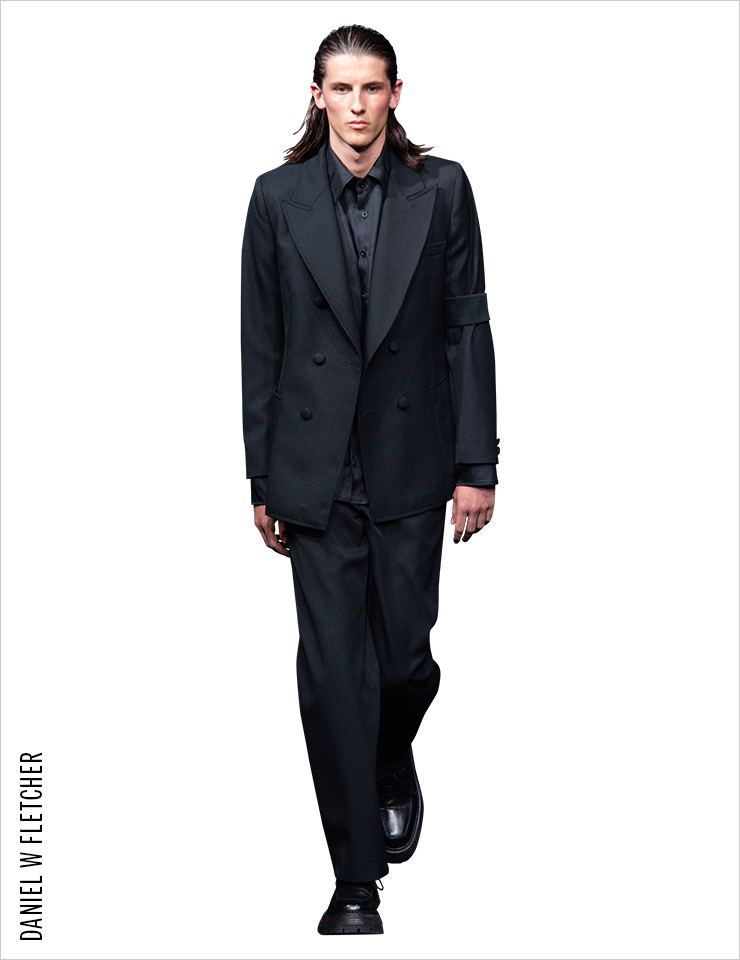 1분의 침묵으로 쇼를 시작했고, 여왕에게 경의를 표하기 위해 완장을 착용한 블랙 슈트로 오프닝을 열었다.