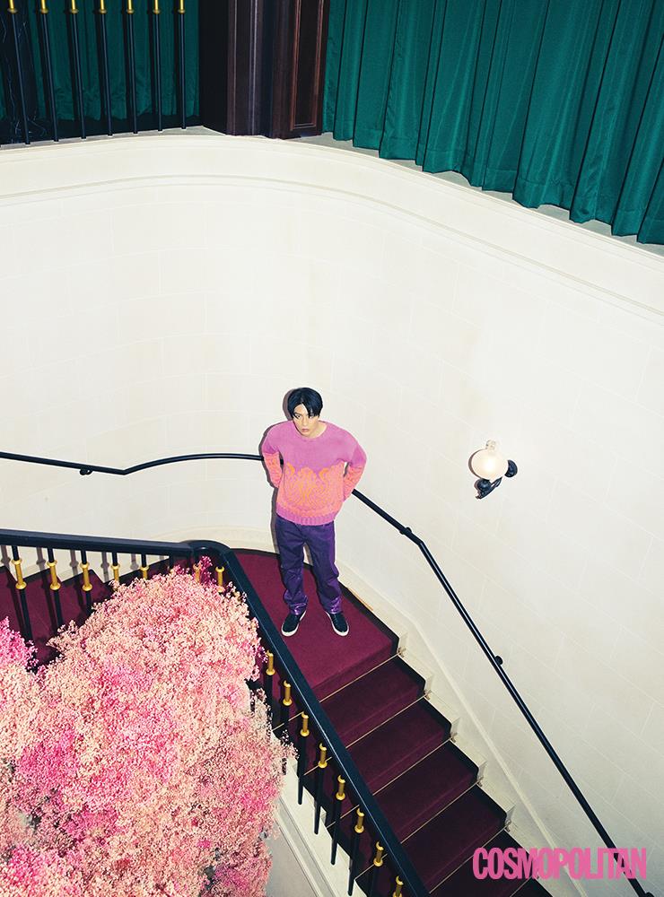 니트 톱, 팬츠 모두 가격미정 에트로. 스니커즈 62만5천원 존 바바토스.