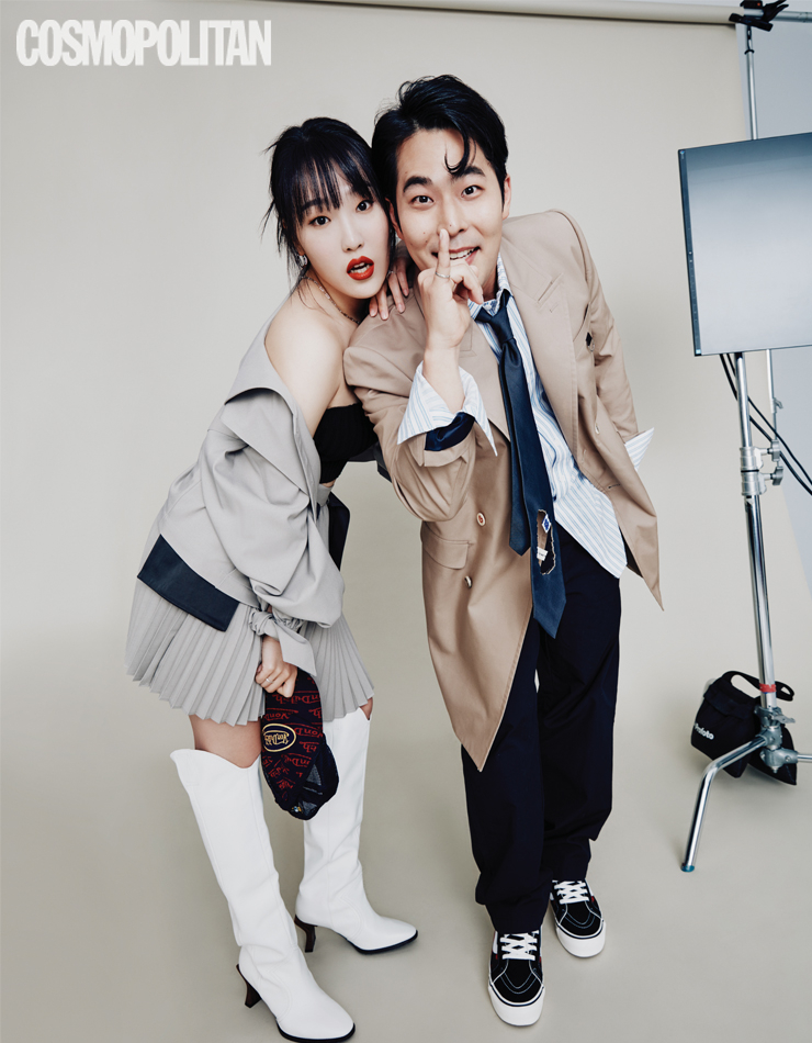 (김해준)블레이저 가격미정 비욘드 클로젯. 팬츠 9만9천원 리바이스. 넥타이 13만9천원 아더에러. 새끼 손가락 반지 4만원대 앵브록스. 스니커즈 가격미정 반스. 셔츠 스타일리스트 소장품. (이은지)셔츠 24만원, 스커트 14만9천원 모두 쑤리케. 귀고리 3만6천원, 목걸이 3만7천원, 반지 4만2천원 모두 헤이. 롱부츠 35만8천원 렉켄. 