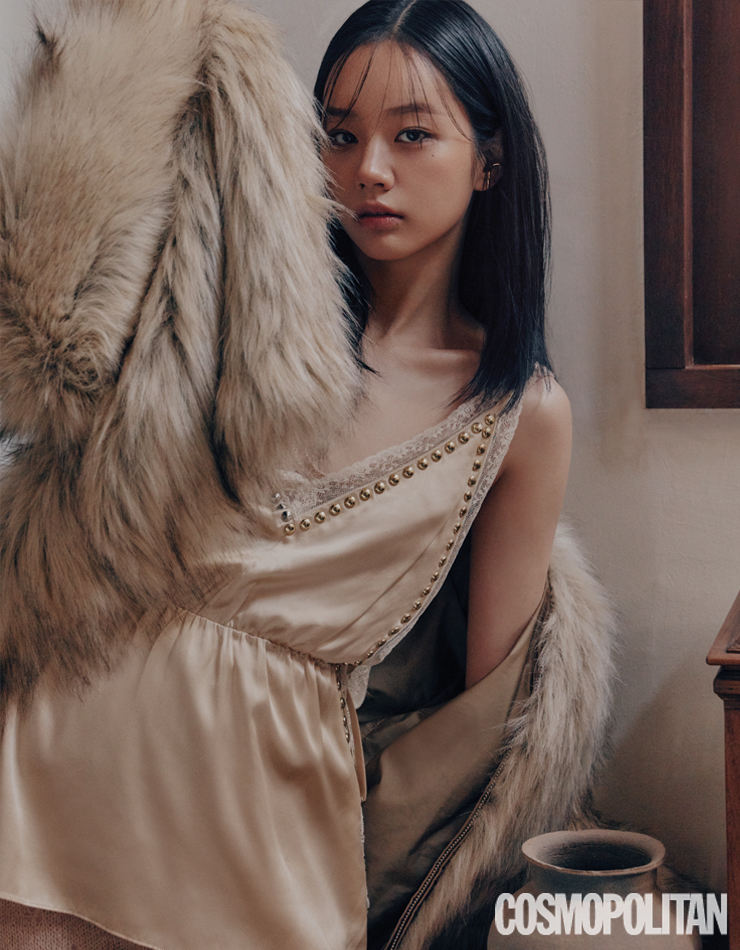 재킷 7백10만원, 블라우스 1백61만원, 스커트 2백33만원, 사이하이 부츠 6백30만원 모두 구찌.