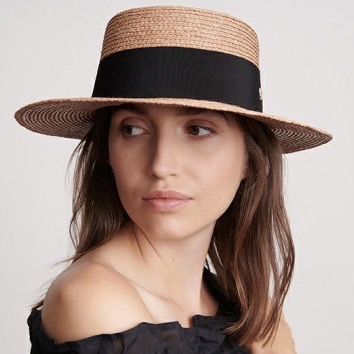 강민경이 착용한 제품은 헬렌카민스키. 