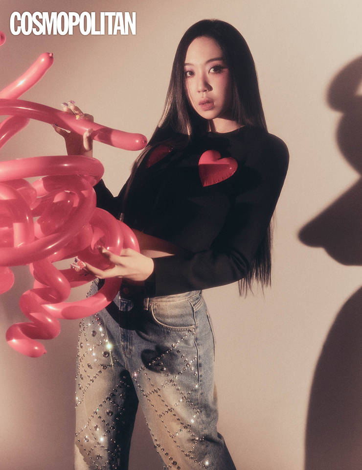 재킷 가격미정 모스키노. 데님 팬츠 가격미정 스튜디오 구아지.