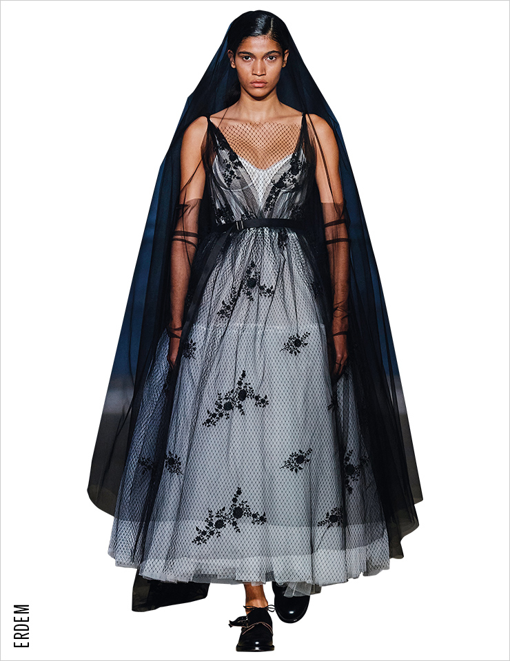 검은 베일을 쓴 모델들로 피날레를 장식하며 여왕을 기렸다.