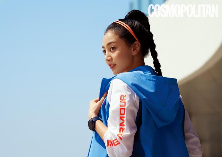 우븐 CB WM 후디 재킷, HeatGearⓡ 아머 반팔 티셔츠, UA 론치 SW “고 올데이” 쇼츠, UA 플로우 스포츠 에디션 105 컬러, 양말 모두 가격미정 언더아머. 스마트 워치 가격미정 갤럭시 워치 액티브 2 언더아머 에디션.