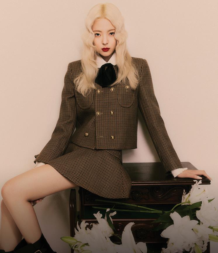 재킷, 블라우스, 미니스커트, 버클 부츠 모두 가격미정 셀린느.