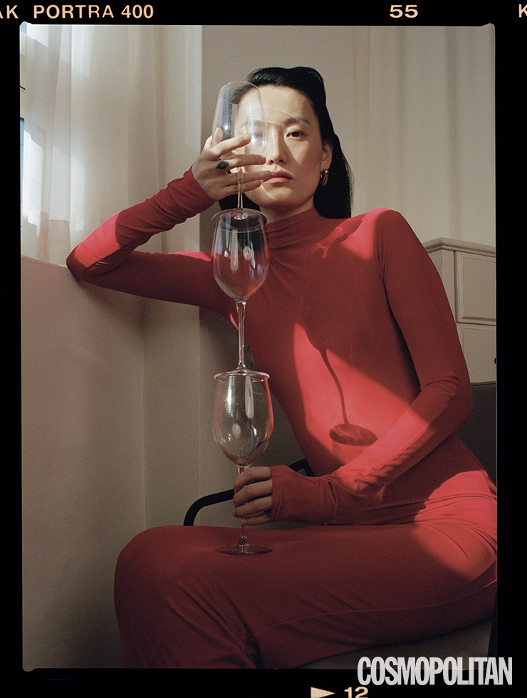 터틀넥 보디슈트, 스커트 팬츠 모두 가격미정 알라이아. 귀고리 1백82만원 버버리.